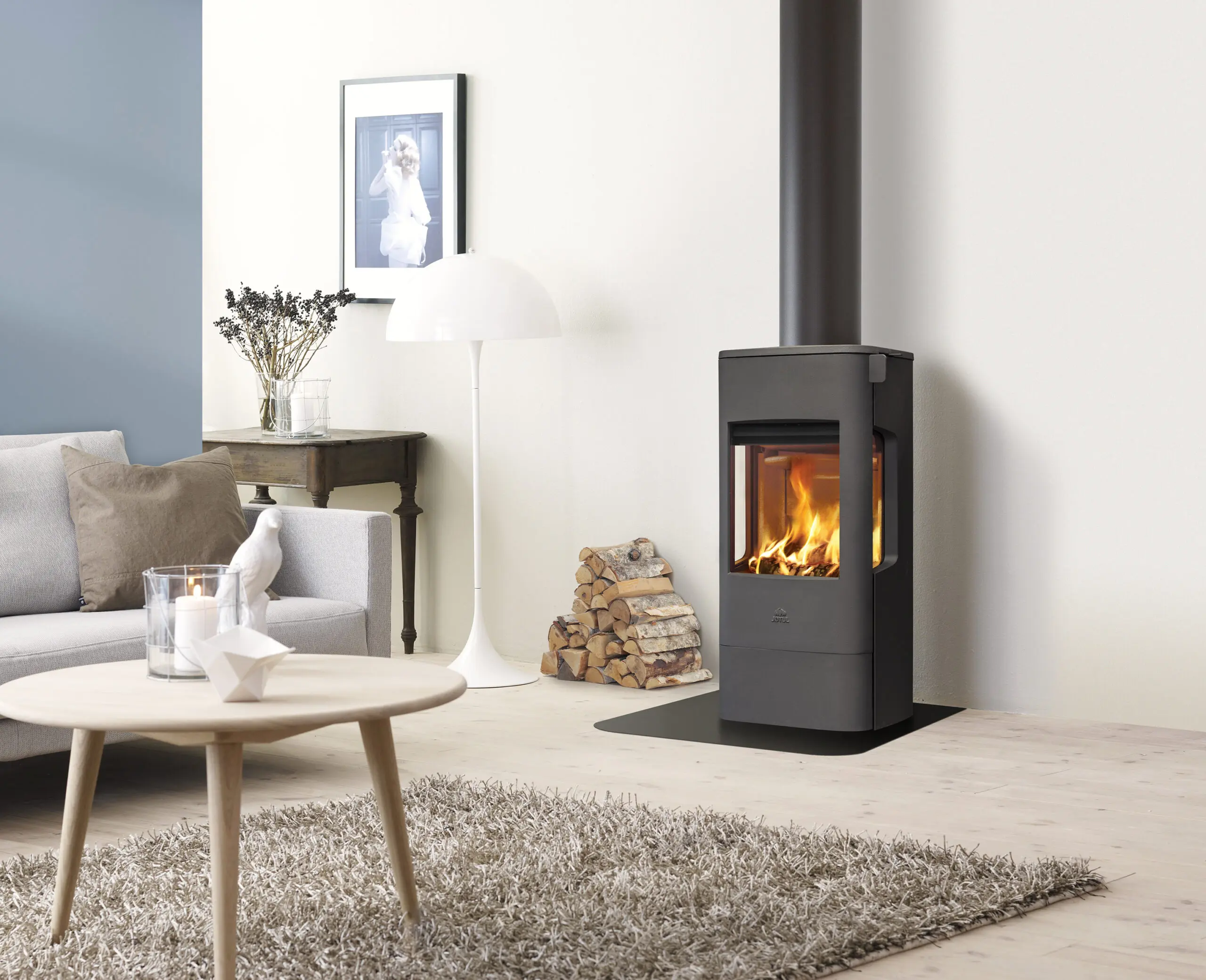 Jøtul brændeovn på lyst træ gulv