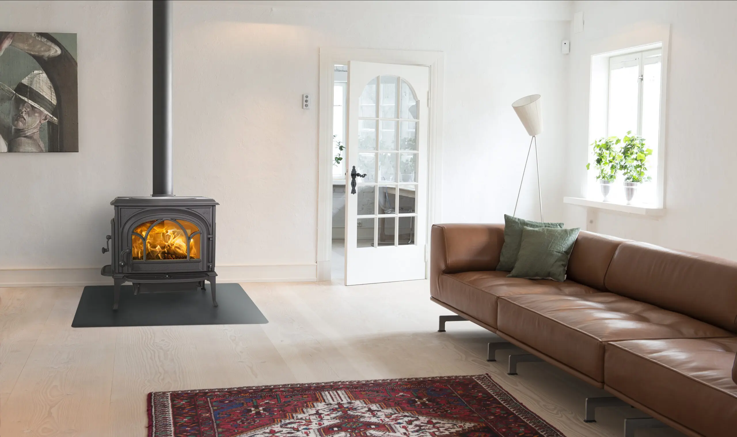 Klassisk jøtul brændeovn i lys dansk stue