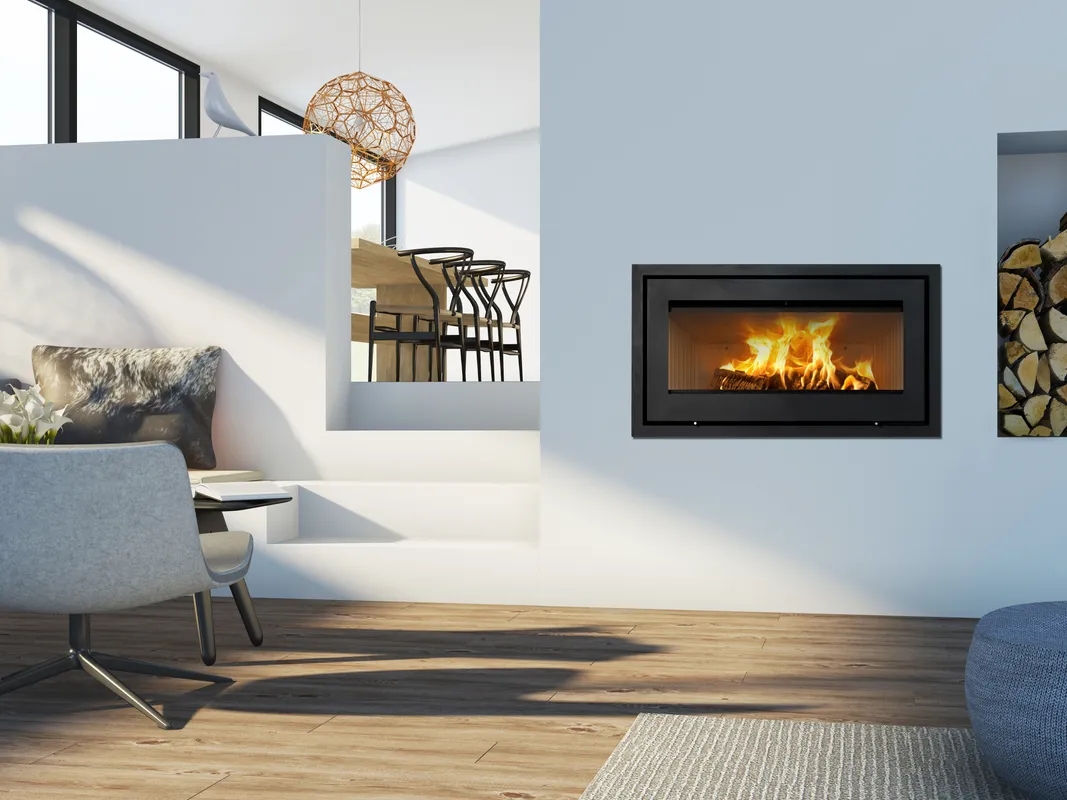 Pejseindsats i hvidt rum