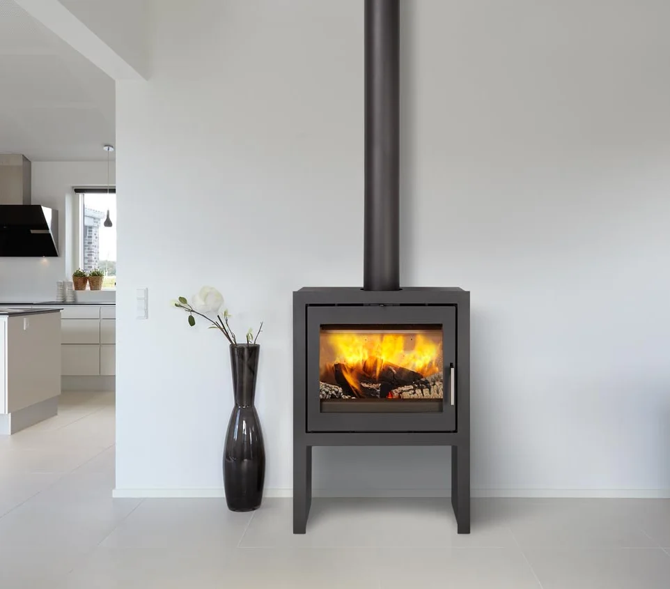 Meteor brændeovn i lys stue