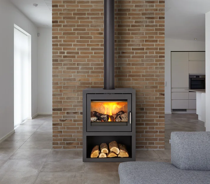 Meteor brændeovn foran murstensmur